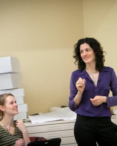 Lori and students in the CIAMS lab